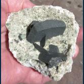 Ferroaxinite with Chlorite Inclusions