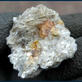 Scheelite on Muscovite