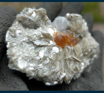 RG1286a Scheelite on Muscovite from Mt. Xuebaoding, Pingwu County, Mianyang Prefecture, Sichuan Province, China RG1286a Scheelite on Muscovite from Mt. Xuebaoding, Pingwu County, Mianyang Prefecture, Sichuan Province, China