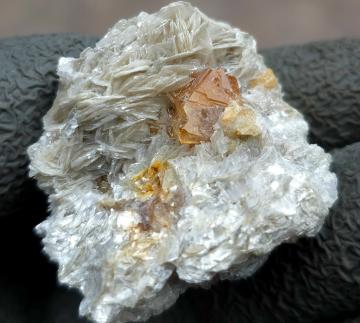 RG1286b Scheelite on Muscovite from Mt. Xuebaoding, Pingwu County, Mianyang Prefecture, Sichuan Province, China RG1286b Scheelite on Muscovite from Mt. Xuebaoding, Pingwu County, Mianyang Prefecture, Sichuan Province, China